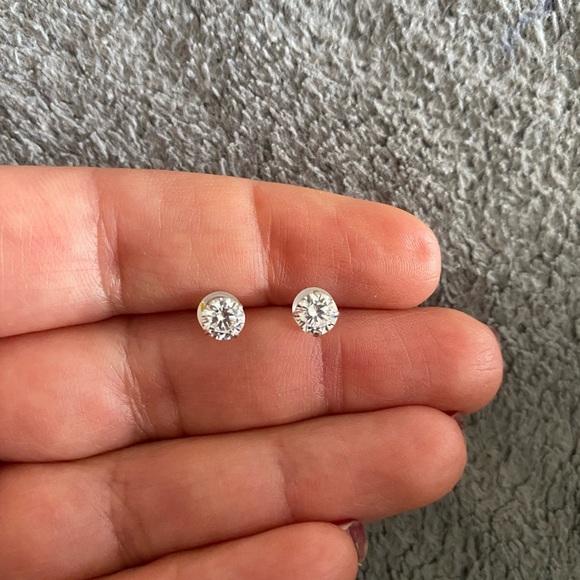 NEW 14Karat white gold stud earrings - Picture 2 of 3